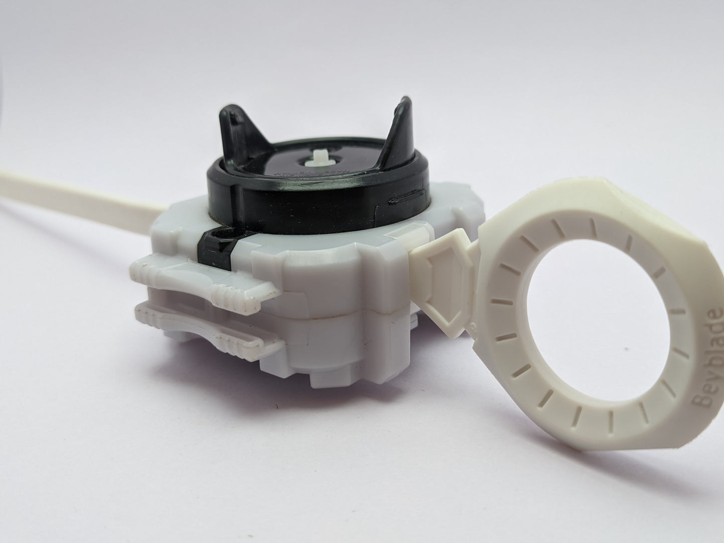 TAKARA TOMY Ripcord Launcher (White) Right Spin Beyblade Burst - Red Eye Merch