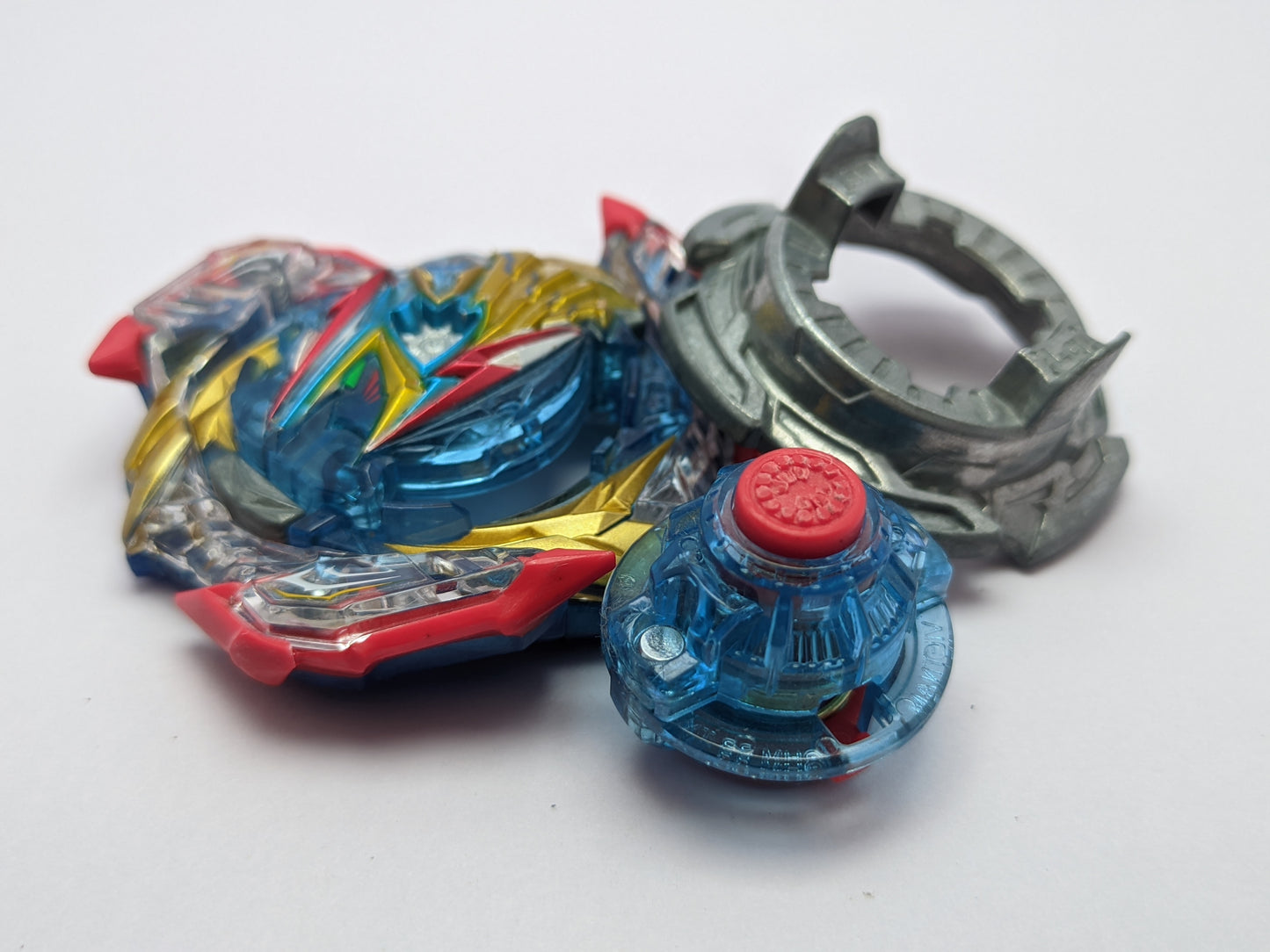 TAKARA TOMY - Ultimate Valkyrie - Beyblade Burst - Red Eye Merch