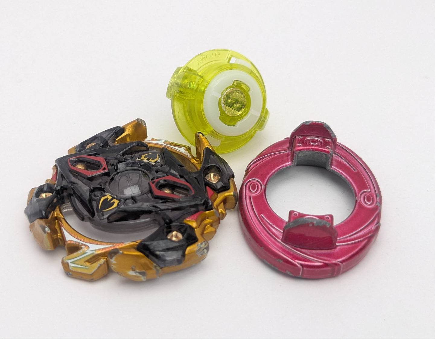 Takaratomy Zillion Zeutran Gold Beyblade Burst - Red Eye Merch