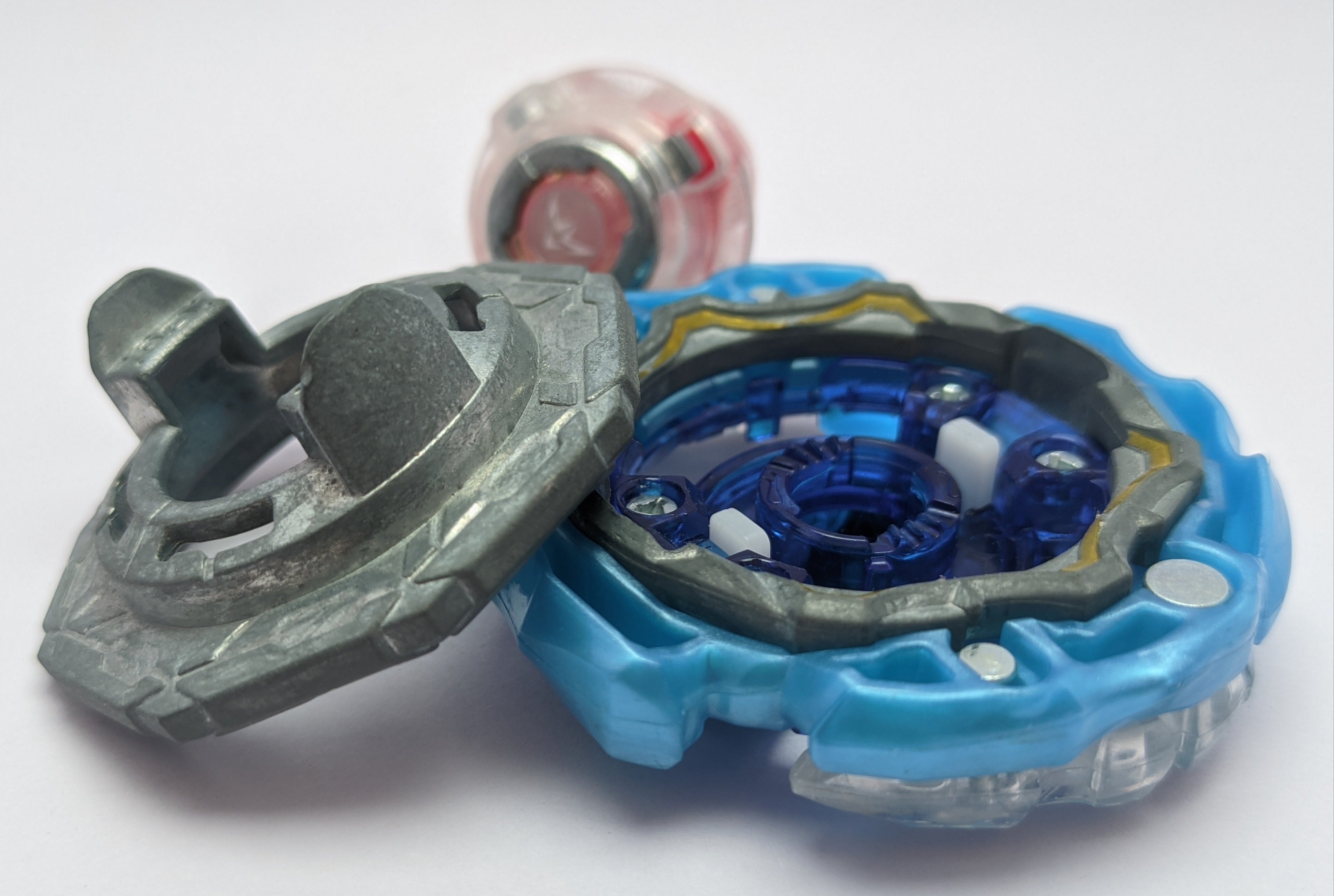 TAKARA TOMY Cyclone Ragnaruk [Blue] Beyblade Burst – Red Eye Merch